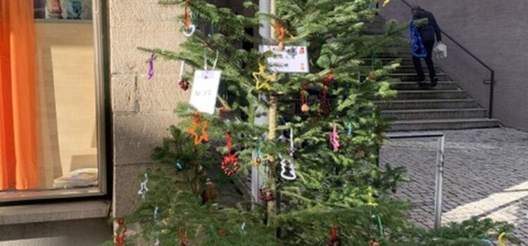 Die Klassen 2a, 2b, 2c und 2d haben wieder zwei Weihnachtsbäume  in der Innenstadt geschmückt